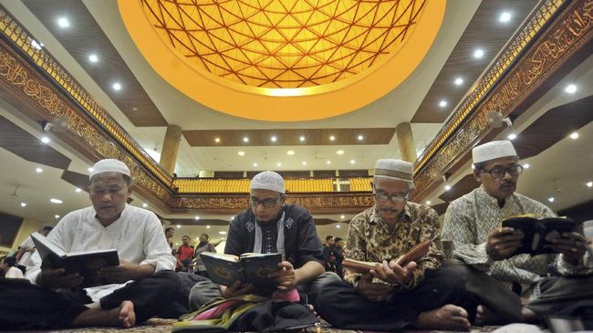Sejumlah jemaah beritikaf dengan membaca Alquran di Masjid Jabal Rahmah, Indarung Padang, Sumatera Barat, Kamis (15/6) malam. Ratusan jemaah beritikaf dengan berdiam diri di dalam masjid itu yang diisi dengan kegiatan berzikir, membaca Alquran dan ibadah lainnya pada 10 hari terakhir di bulan Ramadan menanti malam Lailatulkadar. ANTARA FOTO/Iggoy el Fitra/foc/17.