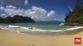 7 Pantai Berpasir Warna-warni di Penjuru Dunia