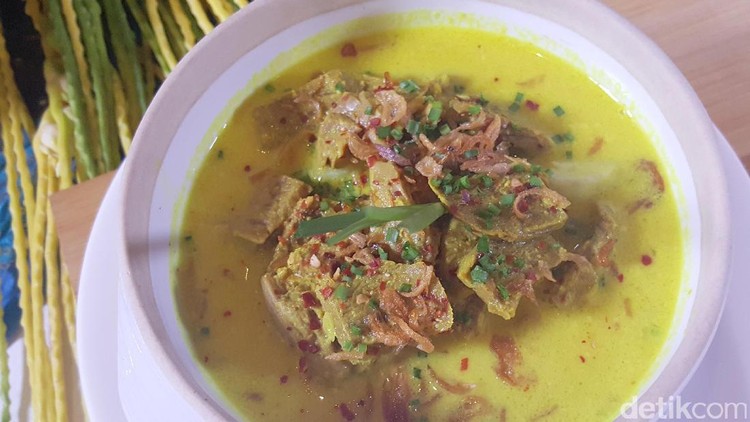 Empal Gentong khas Cirebon ini berisi jeroan dan daging sapi, plus kuah yang gurih. Spesial banget buat sajian arisan keluarga di rumah.