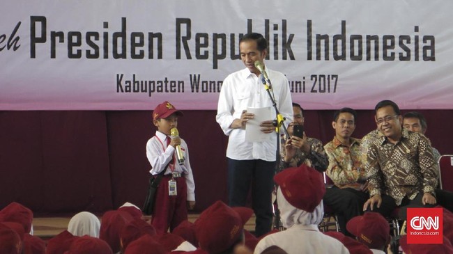 Tim Klarifikasi Presiden Jokowi terjun mengatasi laporan tentang SD Negeri di Bekasi yang mengancam murid untuk membeli buku paket pelajaran.