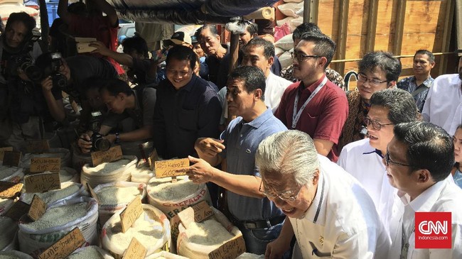 Menteri Perdagangan Enggartiasto Lukita memantau pasar tradisional di Banyuwangi. Dia gembira karena harga di pasaran masih di bawah harga eceran tertinggi.