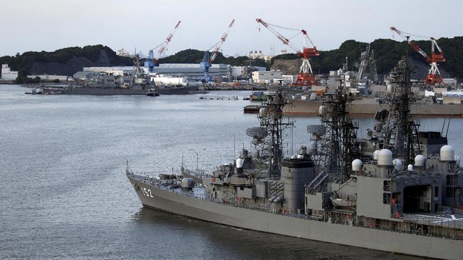 Dua kapal perang Amerika Serikat (AS) berlayar melalui Selat Taiwan ditengah meningkatnya ketegangan China dengan Taiwan dan AS.