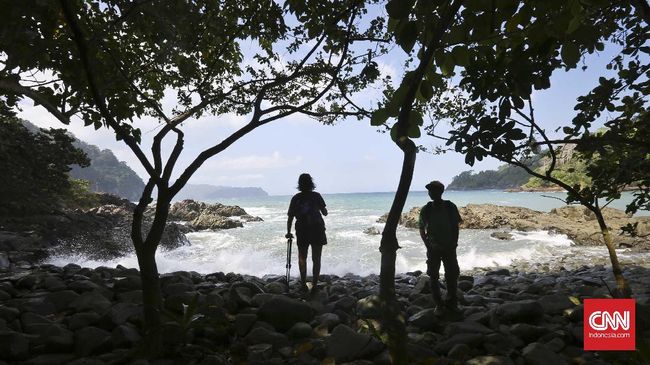 Berada dijalur menuju Pantai Teluk Hijau, wisatawan akan menemu Pantai Teluk Batu, pantai tersebut tidak memiliki pasir layaknya pantai pada umumnya.  tetapi dipenuhi dengan bebatuan di sepanjang bibir pantai. Munculnya bebatuan tersebut diperkirakan disebabkan oleh kejadian pasca Tsunami tahun 1994. CNN Indonesia/Adhi Wicaksono.