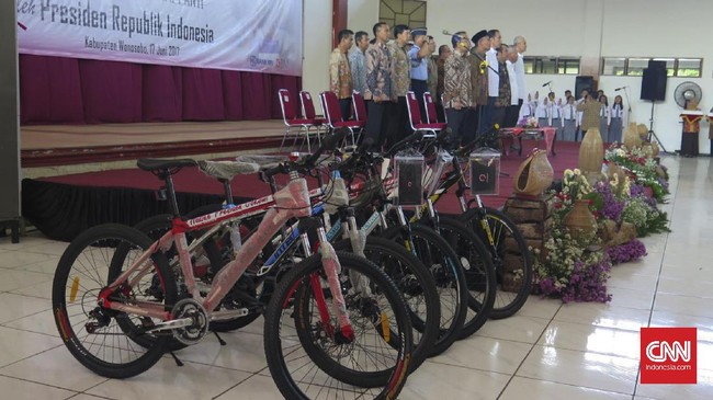 Saat mendengar Presiden Jokowi tak akan memberi hadiah sepeda, warga di Bogor tak ada yang mengacungkan tangan atau maju ke podium.