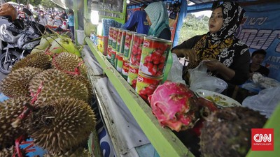 Pedagang Kaki Lima-UMKM Wajib Bersertifikat Halal Mulai 17 Oktober Kementerian Agama mengingatkan pengusaha makanan-minuman termasuk UMKM dan pedagang kaki lima wajib bersertifikat halal paling lambat 17 Oktober 2024.