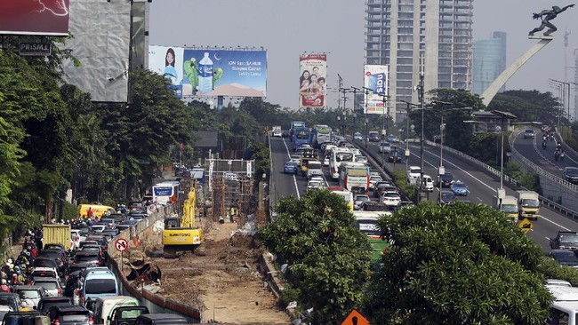 Proyek flyover Pancoran belum rampung, padahal ditargetkan selesai pada akhir 2017. Wakil Gubernur DKI Sandiaga Uno meminta maaf atas molornya pembangunan itu.