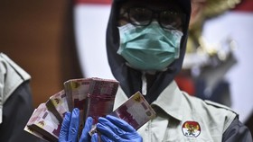 KPK Sita Uang Rp4 Miliar di Rumah Orang Tua Bupati Mojokerto