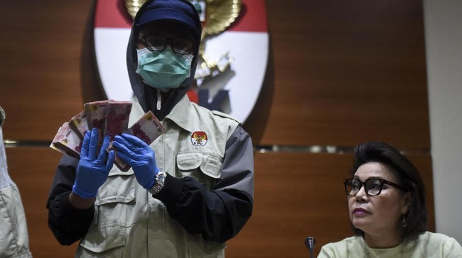 UU Tipikor di Indonesia dinilai jauh tertinggal dari Singapura karena belum mengatur soal korupsi di sektor swasta.