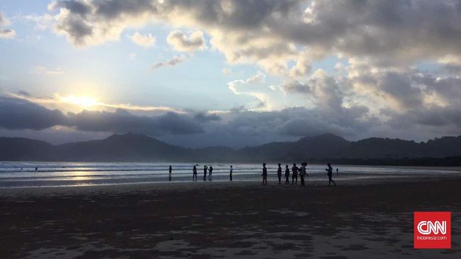 Wisata Banyuwangi - Pulau merah di banyuwangi Pulau merah di banyuwangi