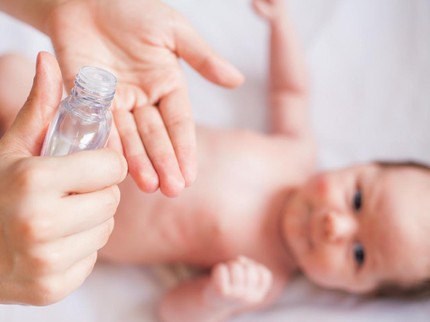 Yang Perlu Bunda Tahu Soal Penggunaan Minyak Telon untuk Anak