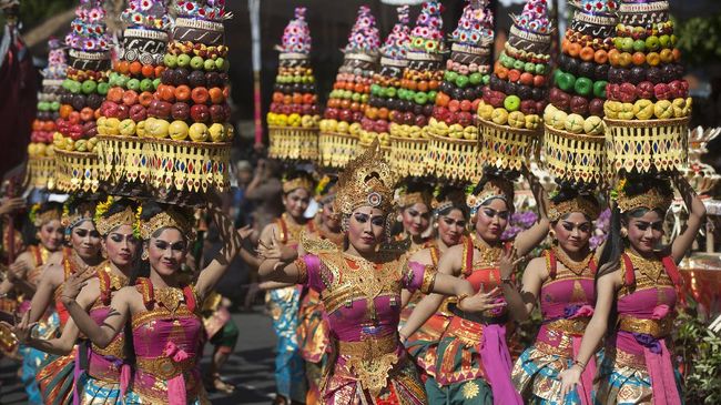 Gubernur Bali Made Mangku Pastika memberi penghargaan Pengabdi Seni kepada sembilan seniman dari Pulau Dewata yang dinilai berjasa melestarikan seni dan budaya.
