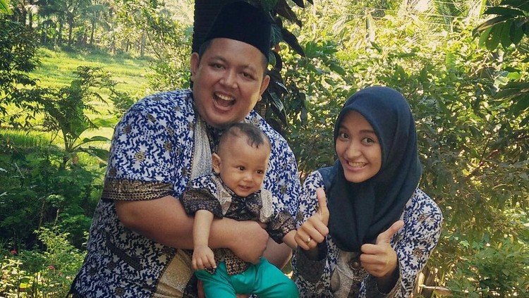 Pakai baju kembaran sama si kecil waktu Lebaran, kayanya lucu ya Bun! Tapi, beberapa hal perlu Bunda tahu biar anak nyaman selama silaturahim saat Lebaran.