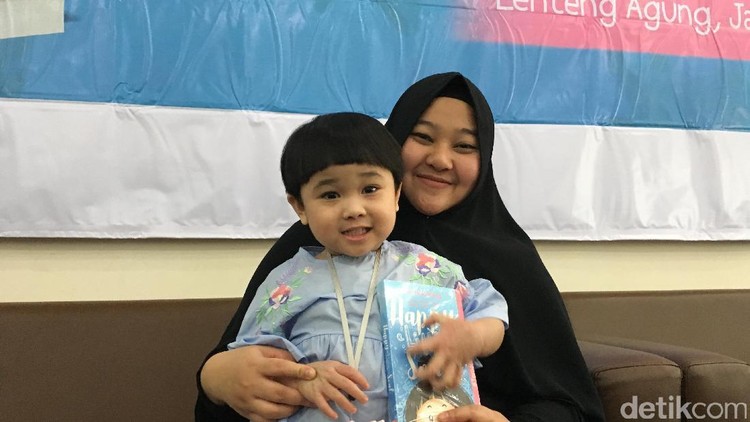 Meski tinggal di luar negeri, selebgram anak Kirana nggak lupa Tanah Airnya lho.