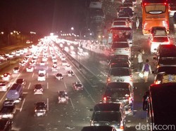 Tengah Malam, Lalin Tol Japek Padat di Cikarang dan Karawang