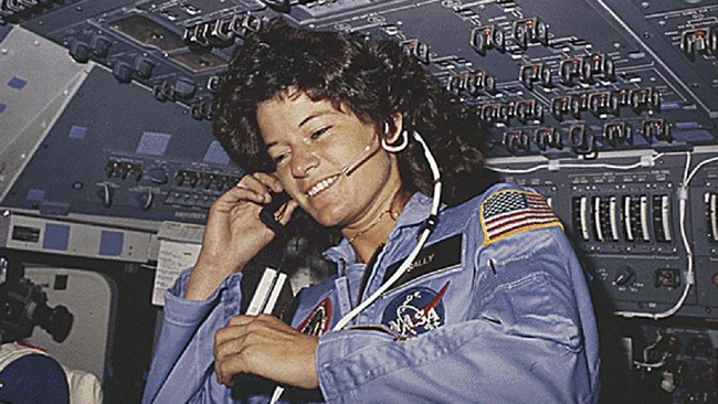 Sally Ride merupakan astronaut wanita pertama yang menjelajah antariksa dengan meluncurkan satelit komunikasi milik Indonesia.
