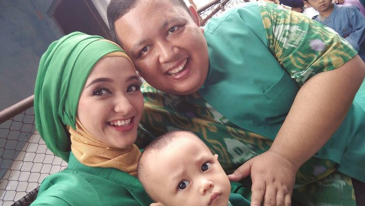 Memahami Perasaan Anak Saat Dipaksa Pakai Baju Kembaran Sekeluarga