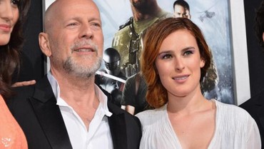 img-title Bruce Willis Resmi Jadi Kakek, Rumer Willis Lahirkan Anak Pertama
