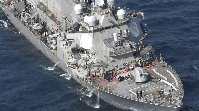 Kapal perang USS Fitzgerald yang sempat bertabrakan dengan kapal kargo di Jepang pada Juni lalu kembali mengalami kecelakaan saat hendak diangkut pulang ke AS.