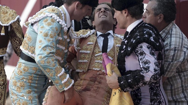 Matador Ivan Fandino meninggal tidak lama setelah ditanduk banteng Baltasar Iban dalam sebuah pertunjukan corrida di Arena Aire sur Adour.
