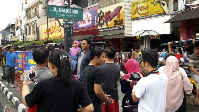 Para wisatawan menikmati liburan di kawasan Malioboro