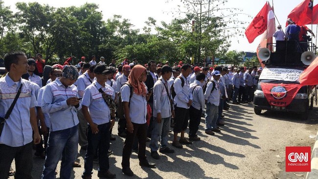 Aksi mogok yang digelar ratusan awak sopir tangki dipicu karena pemecatan sepihak. Mereka menilai pemecatan tersebut tidak manusiawi.