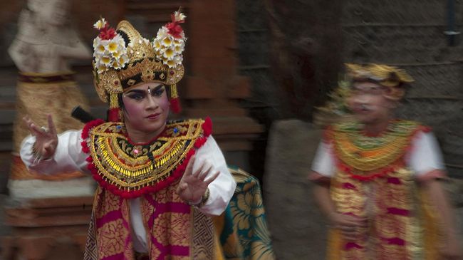 Sanggar seni Asta Musti mementaskan ritual dengan alat musik Bumbung Gebyog yang biasa digunakan untuk memanggil arwah sebelum upacara Ngaben.