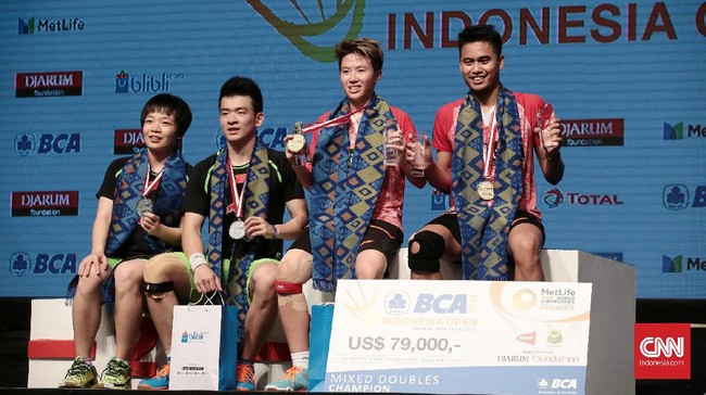 Wiranto dan Susy Susanti memiliki pandangan berbeda mengenai target tim Indonesia di turnamen Indonesia Terbuka yang digelar 3-8 Juli mendatang.