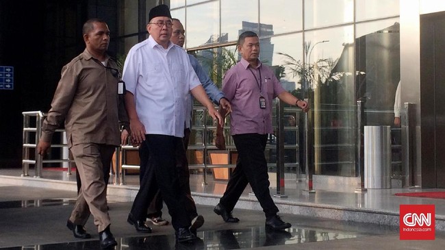Ridwan menginjakan kakinya sekitar pukul 16.30 WIB. Ketua DPD Partai Golkar itu tampak mengenakan kemeja putih dengan kopiah di kepalanya.