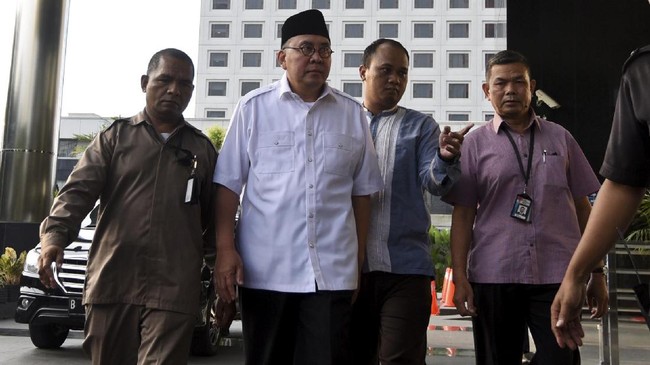Komisi Pemberantasan Korupsi (KPK) langsung menyegel ruang kerja Gubernur Bengkulu, Ridwan Mukti berkaitan operasi tangkap tangan (OTT) siang tadi.