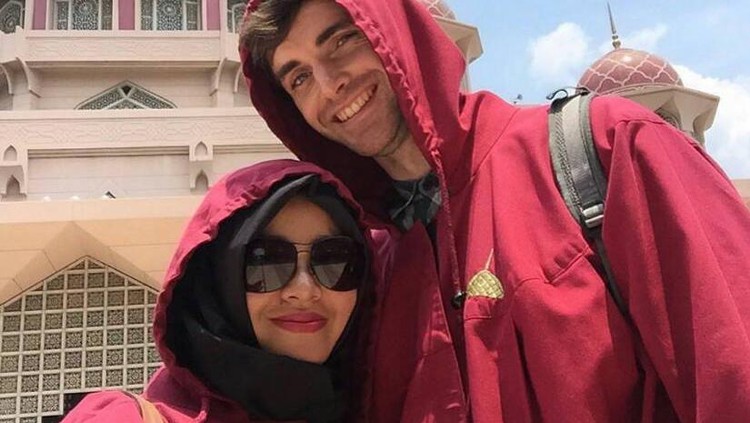 Michael Ruppert bersama sang istri, Adin Lubis (22) yang berasal dari Medan (Instagram @starringyouworldwide)