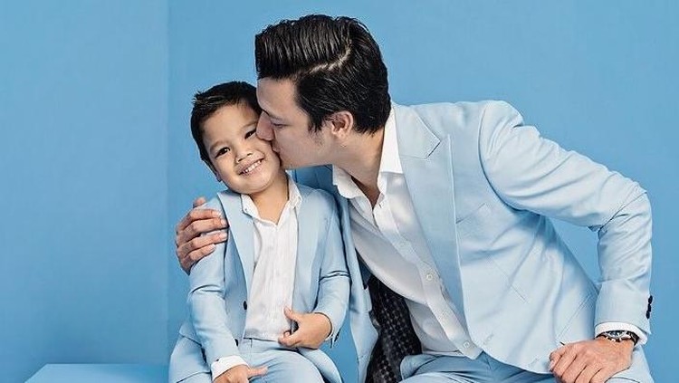Ayah bisa juga jadi sosok teman bagi anaknya. Ini pula yang diupayakan Christian Sugiono.