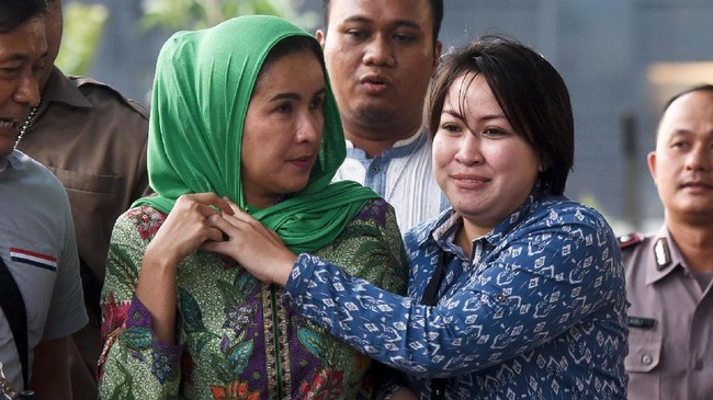 Istri gubernur Bengkulu, Lili Martiani Madari berperan sebagai penerima suap. Suaminya, Ridwan Mukti yang meminta uang kepada Direktur PT SMS, Johny Wijaya.
