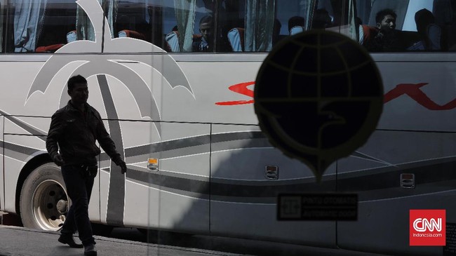 Bus yang laik jalan mendapatkan stiker dari Kementerian Perhubungan. Penumpang diminta untuk memilih bus yang memasang stiker itu.