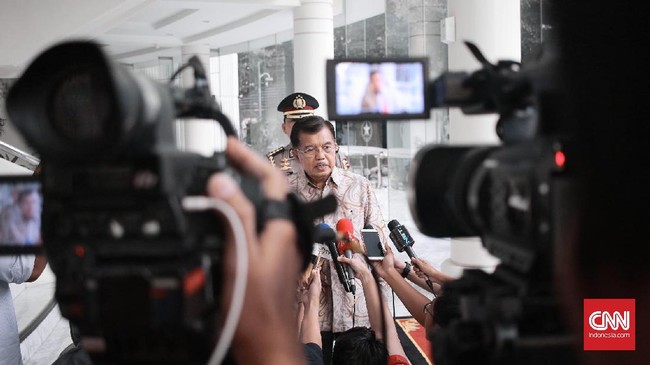 Wakil Presiden Jusuf Kalla mensinyalir, angka kemiskinan stagnan karena ketimpangan pendapatan antara gaji UMR dengan gaji profesional. 