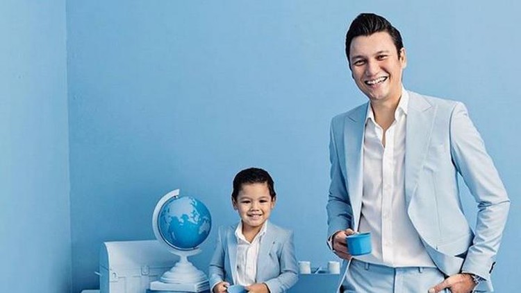 Untuk Christian Sugiono dukungan buat buah hatinya bisa diberi melalui hal simpel. Salah satunya dengan main bareng si kecil Juna.