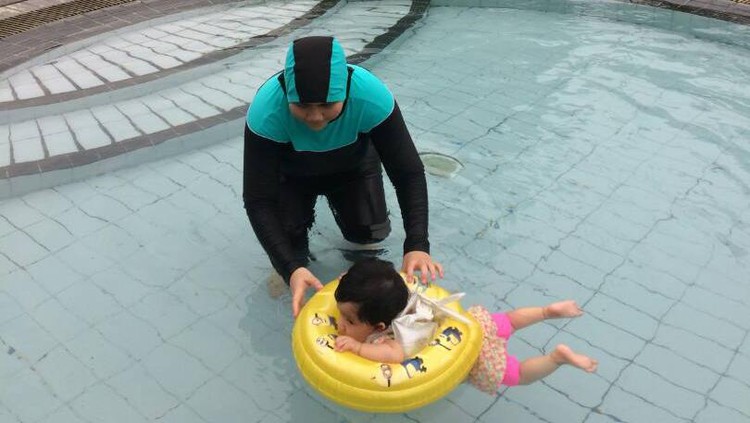 Byur! Segar banget ya Bun ngajak si kecil berenang. Eh, tapi kalau untuk bayi sebenarnya di umur berapa sih dia udah bisa diajak berenang?