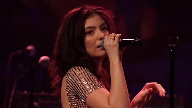 Label rekaman Warner Music Group memecat mantan manajer solois Lorde, Scott MacLachlan, setelah penyelidikan kasus pelecehan seksual yang melibatkan dirinya.
