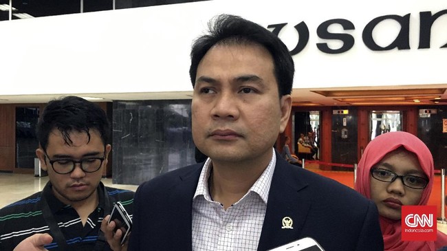 DPR Tunda Pembahasan Omnibus Law Ciptaker Sampai Usai Reses Wakil Ketua DPR Aziz Syamsuddin mengatakan pembahasan Omnibus Law harus ditunda karena belum ada kesepakatan di antara lima pimpinan DPR.