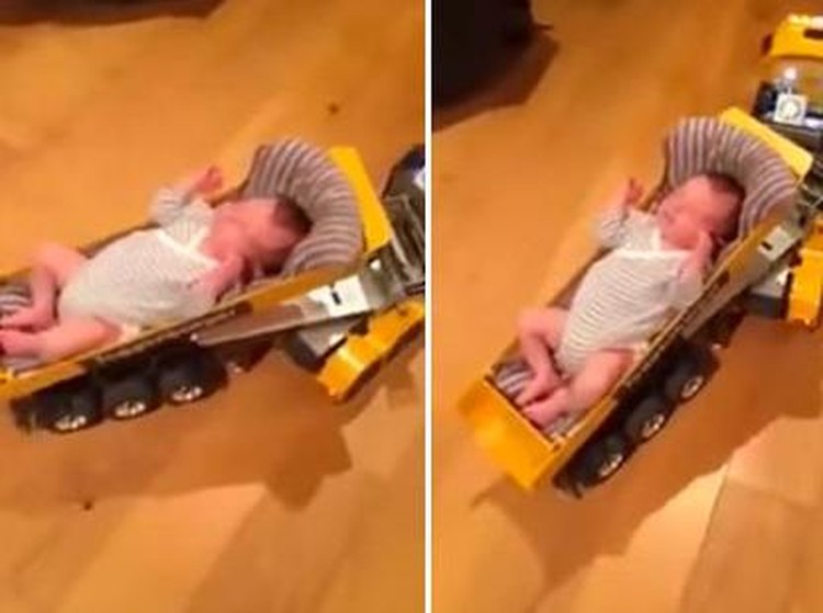Untuk menenangkan bayi yang rewel, ada lho cara unik yang bisa Bunda coba supaya si kecil nggak rewel lagi. Apa aja? Yuk simak Bun.