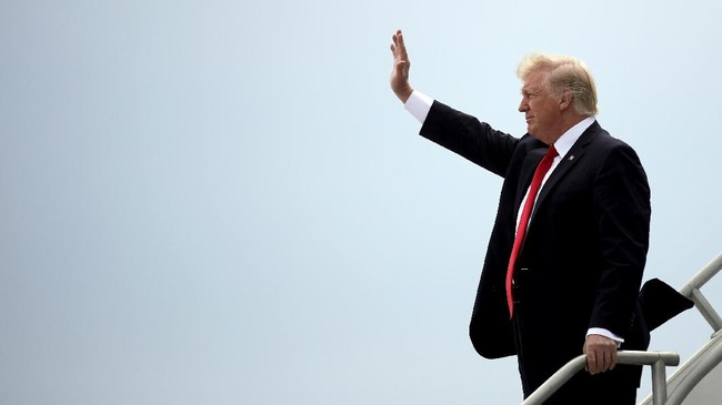Publik mempertanyakan keputusan China menggelar karpet merah bagi Trump, berbeda dengan Obama yang tak disambut meriah ketika ke Beijing pada September 2016.