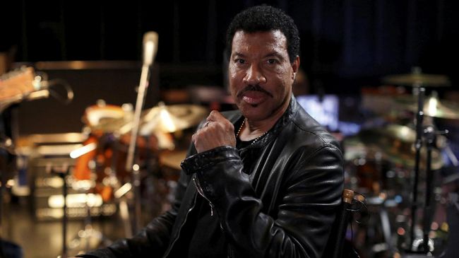 Usai merekrut Katy Perry, 'American Idol' tampaknya menargetkan musisi legendaris Lionel Richie menjadi juri selanjutnya ajang tersebut.