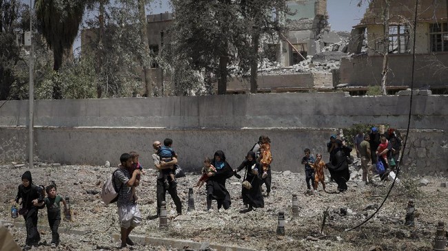 Warga Irak bersiap merayakan kemenangan atas ISIS di Mosul, setelah pasukan militer berhasil merebut masjid Al-Nuri dan Menara Al-Hadba, pekan lalu.