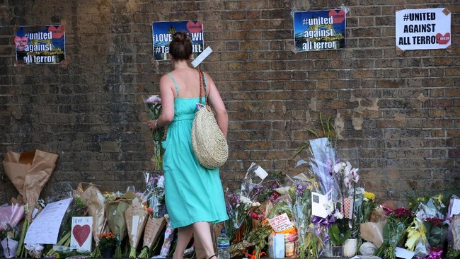 Warga London meletakkan karangan bunga dan poster bertuliskan ucapan duka di Finsbury Park, usai insiden di masjid yang menewaskan satu orang.