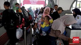 Pemudik Mulai Padati Statiun Pasar Senen Sejak Pagi