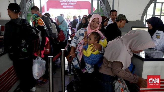 Ratusan penumpang yang sudah mendapatkan tiket, sejak pagi hari sudah menunggu di plataran pintu keberangkatan.