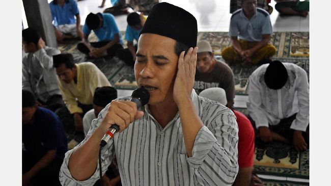 Umat Islam dianjurkan untuk membaca doa sesudah adzan berkumandang. Simak bacaan doa sesudah adzan dan keutamaannya bagi umat Islam.