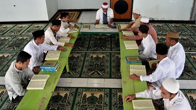 Hasil riset Setara Institute menyebut ceramah Felix Siauw lebih dipilih di forum-forum Islamis di 10 PTN ketimbang ceramah ahli tafsir Alquran Quraish Shihab.