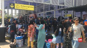 Ruang Tunggu Stasiun Senen Tak Memadai
