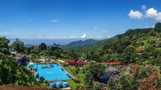 Wahana sepeda gantung dan ayunan dengan latar belakang perbukitan Baturraden menjadi andalan baru menyedot wisatawan.