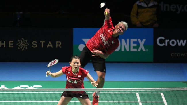 Praveen/Debby berhasil menang mudah atas lawannya dari Singapura, namun Anthony Sinisuka Ginting terbawa irama permainan Chen Long dan akhirnya kalah.